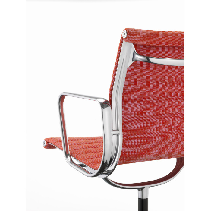 Vitra Aluminium Chair EA 04 kangaga Hopsak, raam kroomitud alumiinium