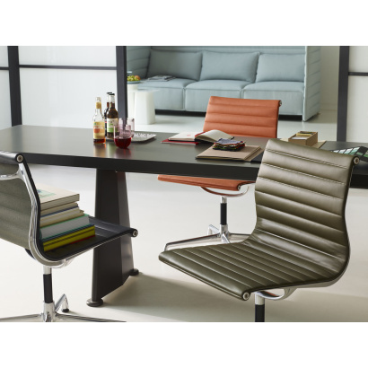 Vitra Aluminium Chair EA 101 ja laud Trapèze