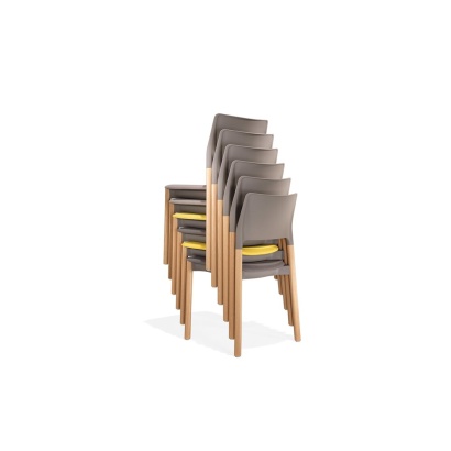 Kusch+Co Arn virnastatud puitjalgadega toolid