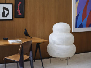 Akari 25N koos Jean Prouvé Standard tooli ja Eames House Birdiga