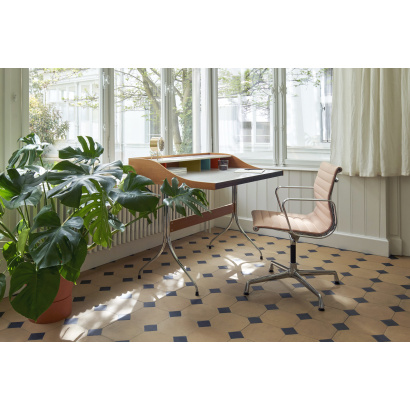 Vitra Home laud, Aluminium Chair EA 104, lauakell Tripod, Terracota lillepott XL